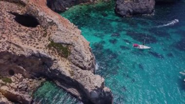 L-Ghar ta Bla Saqaf ya da Comino Adası Malta 'daki Çatı Mağarası, Hava Manzarası. Çakıl Koyu. Yüksek kalite 4k görüntü