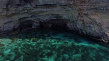Crystal Lagoon, Comino, Malta. Kristal berrak su, koy ve kayalıkların drone görüntüsü. Yüksek kalite 4k görüntü