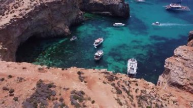 Comino, Malta 29.05.2024 -C kristal lagün Comino Adası turne botları ve yüzücüleri. Yüksek kalite 4k görüntü