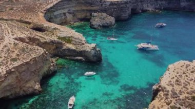 Comino, Malta 29.05.2024 - L-Ghar ta Bla Saqaf ya da Comino Adası Malta 'daki Çatı Mağarası, Aerial View. Çakıl Koyu. Yüksek kalite 4k görüntü