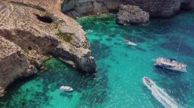 Comino, Malta 29.05.2024 - L-Ghar ta Bla Saqaf ya da Comino Adası Malta 'daki Çatı Mağarası, Aerial View. Çakıl Koyu. Yüksek kalite 4k görüntü