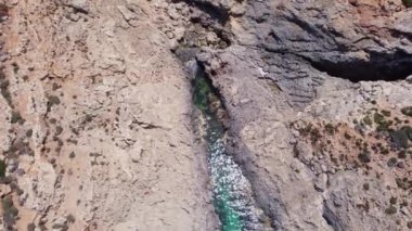 Comino, Malta adasındaki güzel kayalar ve doğal pencere. Hava görüntüsü. Yüksek kalite 4k görüntü