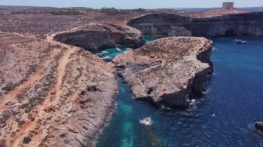 Comino, Malta. 29.05.2024 kristal lagün, kristal berrak su, koy ve kayalıkların drone görüntüsü. Yüksek kalite 4k görüntü