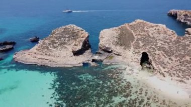 Comino, Malta 'daki ıssız Cominotto adasında güzel beyaz kumsal. Hava hiperlapse yörünge atışı. Yüksek kalite 4k görüntü