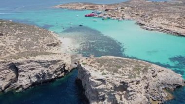 Issız Cominotto Adası 'ndaki güzel kumsal ve Malta' daki Blue Lagoon Comino. Havadan yörünge atışı. Yüksek kalite 4k görüntü