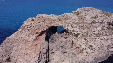 Kayalıklardaki doğal pencereler, Comino Adası Malta, İHA 'yı yakın çekim. Yüksek kalite 4k görüntü