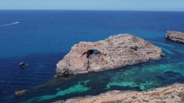 Kayalıklardaki doğal pencereler, Comino Adası Malta, insansız hava aracı atışı. Yüksek kalite 4k görüntü