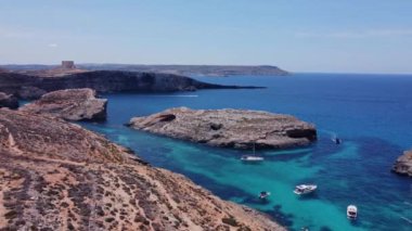 Kayalıklardaki doğal pencereler, Comino Adası Malta, hava manzarası. Gemiler kristal berrak deniz suyuna demirlemişti. Yüksek kalite 4k görüntü