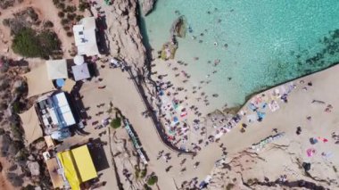Comino, Mlat 29.05.2024 - Mavi lagün, turkuaz deniz suyuyla beyaz kumsal, Malta Adaları. Hava görüntüsü. Yüksek kalite 4k görüntü