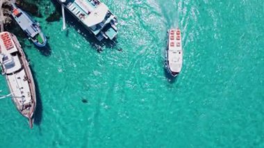 Comino, Malta - 29.05.2024 - Blue Lagoon yakınlarındaki Comino Adası iskelesinde demirli tekne ve yat. Hava görüntüsü. Yüksek kalite 4k görüntü