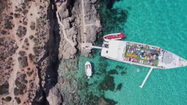 Comino, Malta - 29.05.2024 - Blue Lagoon yakınlarındaki Comino Adası iskelesinde demirli tekne ve yat. Hava görüntüsü. Yüksek kalite 4k görüntü