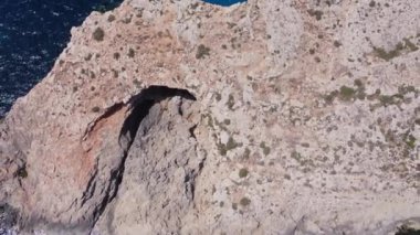 Comino Adası Malta 'daki kayalıklardaki doğal pencereler insansız hava aracı atışını gözler önüne seriyor. Yüksek kalite 4k görüntü