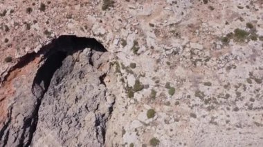 Comino Adası Malta 'daki kayalıklardaki doğal pencereler insansız hava aracı atışını gözler önüne seriyor. Yüksek kalite 4k görüntü