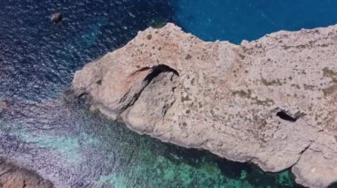 Comino Adası Malta 'daki kayalıklardaki doğal pencereler insansız hava aracı atışını gözler önüne seriyor. Yüksek kalite 4k görüntü