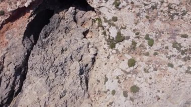 Comino Adası Malta 'daki kayalıklardaki doğal pencereler insansız hava aracı atışını gözler önüne seriyor. Yüksek kalite 4k görüntü