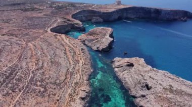 Malta, Comino Adası, havadan çekim. Yüksek kalite 4k görüntü