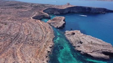 Malta, Comino Adası, havadan çekim. Yüksek kalite 4k görüntü