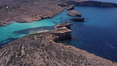 Cominotto 'nun havadan görünüşü, Comino, Malta adaları yakınlarında beyaz kumlu ıssız bir ada. Yüksek kalite 4k görüntü
