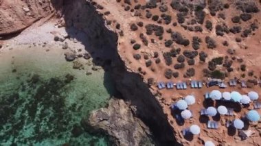 Engebeli deniz kıyıları ve tenha bir sahil, Comino adası. Malta. Hava görüntüsü. Yüksek kalite 4k görüntü