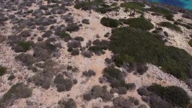 Engebeli deniz kıyıları ve tenha bir sahil, Comino adası. Malta. Hava görüntüsü. Yüksek kalite 4k görüntü