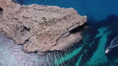 Comino Adası Malta 'daki kayalıklardaki doğal pencereler insansız hava aracı atışını gözler önüne seriyor. Yüksek kalite 4k görüntü