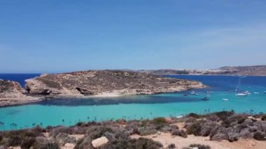 Issız Cominotto Adası 'ndaki güzel kumsal ve Malta' daki Blue Lagoon Comino. Havadan çekim. Yüksek kalite 4k görüntü