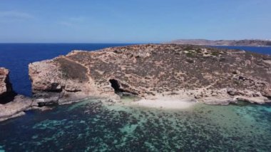 Comino, Malta 29.05.2024 - Issız Cominotto adasında güzel beyaz kumsal, ve Mavi lagün Comino, Malta. Havadan çekim. Yüksek kalite 4k görüntü