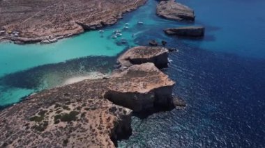 Cominotto 'nun havadan görünüşü, Comino, Malta adaları yakınlarında beyaz kumlu ıssız bir ada. Yüksek kalite 4k görüntü