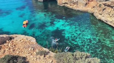 Lüks bir tatil. Tekneyle Comino mağaralarını, deniz motorsikletlerini ve kanoyu ziyaret etmek. Malta, Akdeniz. Yüksek kalite 4k görüntü