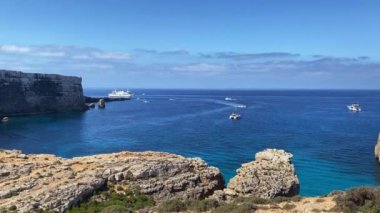 Malta 'nın Comino adasındaki Santa Marija Kulesi, 1618' de inşa edilmiş. Yüksek kalite 4k görüntü