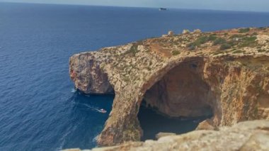 Blue Grotto, Malta Adası. Ünlü doğal kemer. Zümrüt mavisi Akdeniz suyunda tekne turları. Mavi Duvar ve Grotto 'nun bakış açısından görüntüler. Yüksek kalite 4k görüntü