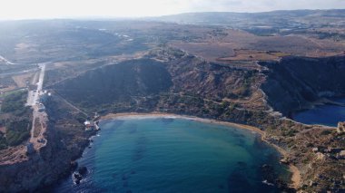 Malta, Ramla 'nın altın kumsalı, Ghajn Tuffieha, sabah manzarası. Yüksek kalite fotoğraf