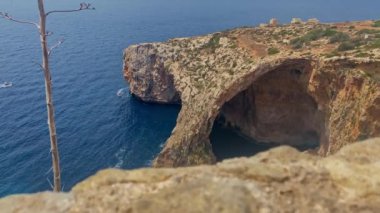 Blue Grotto, Malta Adası. Ünlü doğal kemer. Zümrüt mavisi Akdeniz suyunda tekne turları. Mavi Duvar ve Grotto 'nun bakış açısından görüntüler. Yüksek kalite 4k görüntü