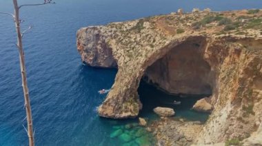 Blue Grotto, Malta Adası. Ünlü doğal kemer. Zümrüt mavisi Akdeniz suyunda tekne turları. Mavi Duvar ve Grotto 'nun bakış açısından görüntüler. Yüksek kalite 4k görüntü
