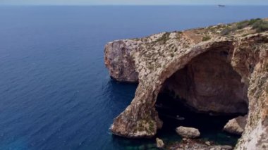 Malta, Blue Grotto, Akdeniz 'deki ünlü kayaların havadan görünüşü, Malta adası mağaraları. Yüksek kalite 4k görüntü