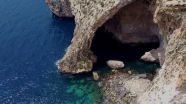 Malta, Blue Grotto, Akdeniz 'deki ünlü kayaların havadan görünüşü, Malta adası mağaraları. Yüksek kalite 4k görüntü