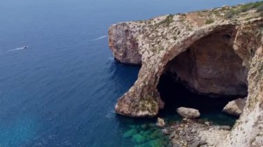 Malta, Blue Grotto, Akdeniz 'deki ünlü kayaların havadan görünüşü, Malta adası mağaraları. Yüksek kalite 4k görüntü