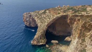 Blue Grotto, Malta Adası. Ünlü doğal kemer. Zümrüt mavisi Akdeniz suyunda tekne turları. Mavi Duvar ve Grotto 'nun bakış açısından görüntüler. Yüksek kalite 4k görüntü