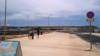 Cirkewwa, Malta - 29.05.2024 - Araçlar için Feribot yakınındaki yol tabelası. Yüksek kalite fotoğraf