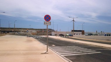 Cirkewwa, Malta - 29.05.2024 - Araçlar için Feribot yakınındaki yol tabelası. Yüksek kalite fotoğraf