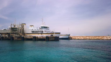 Cirkewwa, Malta 29.05.2024 - Cirkewwa Limanı, Feribot Comino terminaline. Teknenin manzarası. Yüksek kalite fotoğraf