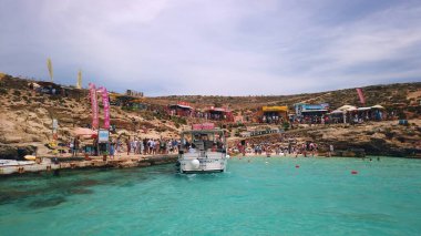 Comino, Malta 29.05.2024 - Comino Adası Malta 'nın turkuaz sularında demirli yat, yaz tatili. Adadan ayrılan gemideki POV. Yüksek kalite fotoğraf