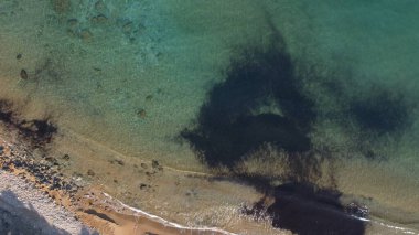 Altın kumsalda ve yeşil denizde sabah altın ışığı. Aerial, Malta, Ghajn Tuffieha Körfezi. Yüksek kalite fotoğraf