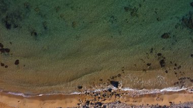 Altın kumsalda ve yeşil denizde sabah altın ışığı. Aerial, Malta, Ghajn Tuffieha Körfezi. Yüksek kalite fotoğraf