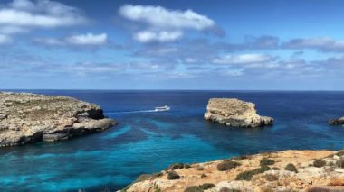 Comino Adası Malta, Comino Mağaraları 'na tekne gezileri ve ziyaretler. Mavi Akdeniz 'de. Yüksek kalite 4k görüntü