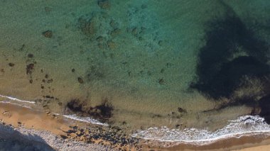 Altın kumsalda ve yeşil denizde sabah altın ışığı. Aerial, Malta, Ghajn Tuffieha Körfezi. Yüksek kalite fotoğraf