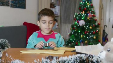 Küçük şirin elf noel kurabiyesi yapıyor. Yüksek kalite 4k görüntü