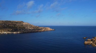 Malta, Gnejna Körfezi deniz manzarası, ufuk ve engebeli yarımada, Mgar, Malta Akdeniz adası. Yüksek kalite fotoğraf