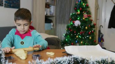 Küçük şirin elf noel kurabiyesi yapıyor. Yüksek kalite 4k görüntü