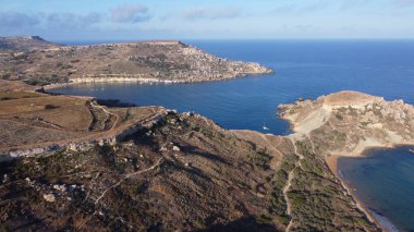 Qarraba Körfezi düz kaya pelerini Malta, sabah güneşinde. Yüksek kalite fotoğraf